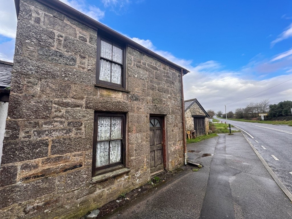 Lot: 133 - COTTAGE FOR UPATING WITH GARAGE AND GARDEN - Side elevation from roadside